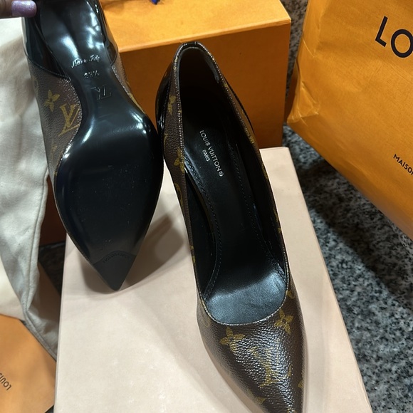 Louis Vuitton Cherie Pump - Picture 9 of 9